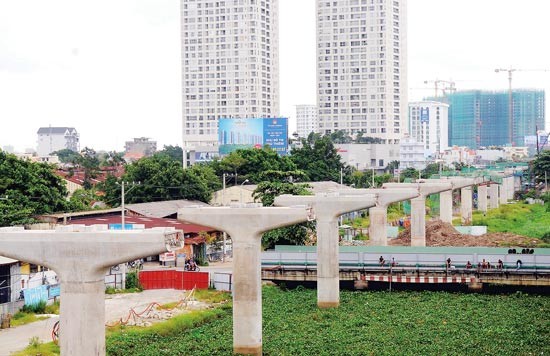 Piers on the construction site of the first metro route Ben Thanh-Suoi Tien along Hanoi Highway (Photo: SGGP) Piers on the construction site of the first metro route Ben Thanh-Suoi Tien along Hanoi Highway (Photo: SGGP)